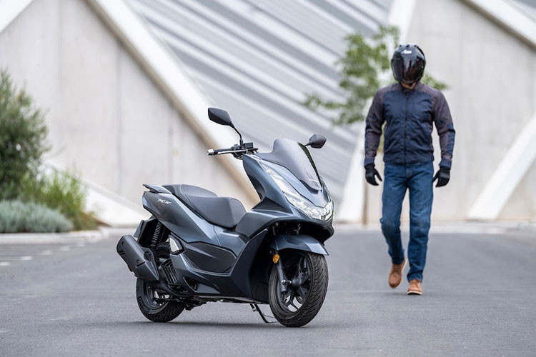 Khối động cơ mới được cho là sẽ giảm rung, giảm ồn và tăng khả năng tiết kiệm nhiên liệu cho Honda PCX thế hệ mới. Sức mạnh được tạo ra từ khối động cơ này đạt con số 15,5 mã lực tại 8.500 vòng tua/phút và mô-men xoắn đạt 15 Nm tại 6.500 vòng tua/phút.