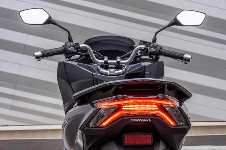 Honda PCX 160 mới sẽ vẫn đạt trọng lượng 132kg như PCX 125 đang bán ra tại các thị trường hiện nay, trong đó có Việt Nam. Trong khi đó do phải tải thêm hệ động lực hybrid, PCX e:HEV nặng hơn tới 4kg.