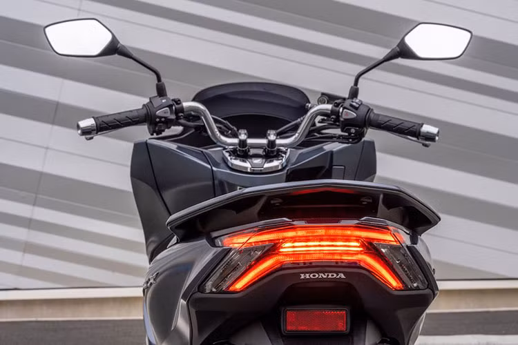 Honda PCX 160 mới sẽ vẫn đạt trọng lượng 132kg như PCX 125 đang bán ra tại các thị trường hiện nay, trong đó có Việt Nam. Trong khi đó do phải tải thêm hệ động lực hybrid, PCX e:HEV nặng hơn tới 4kg.