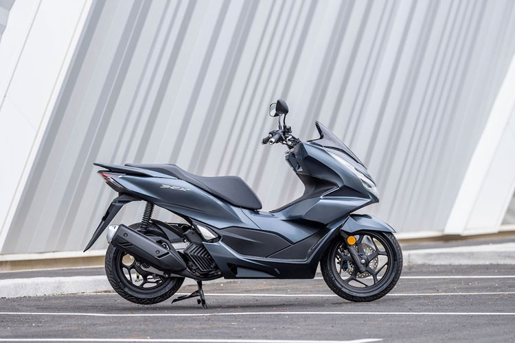 Honda PCX 160 2021 mới vừa chính thức được ra mắt tại thị trường Nhật Bản với ngoại hình hoàn toàn mới, mang thiết kế giống với Honda PCX 125 2021 vừa được ra mắt tại thị trường Châu Âu.