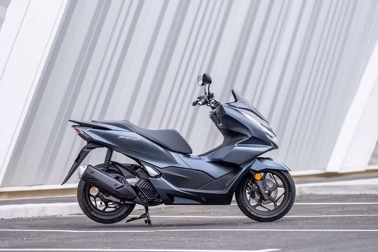 Honda PCX 160 2021 mới vừa chính thức được ra mắt tại thị trường Nhật Bản với ngoại hình hoàn toàn mới, mang thiết kế giống với Honda PCX 125 2021 vừa được ra mắt tại thị trường Châu Âu.