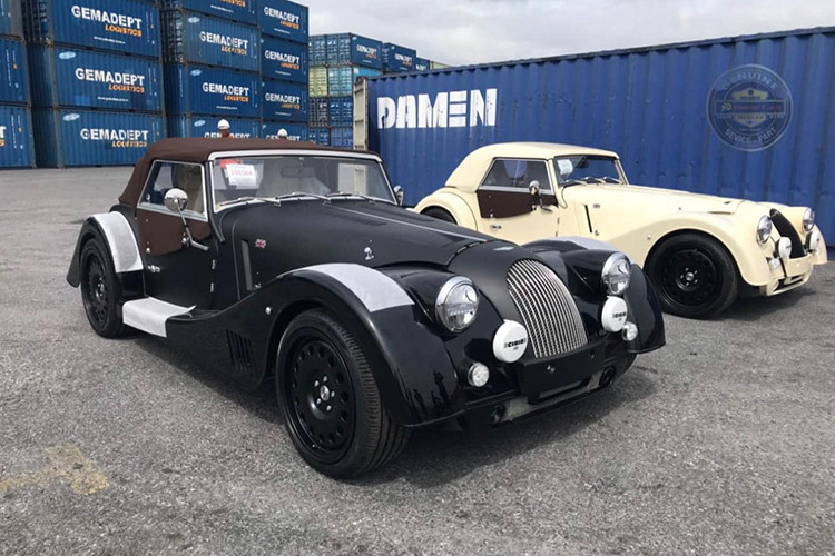 Nội công của xe thể thao mui trần Morgan Plus Six sẽ được truyền đến hộp số tự động 8 cấp ZF nhờ đó mà đàn em của Morgan Plus 8 có thể tăng tốc từ vị trí xuất phát lên 100 km/h chỉ trong vòng thời gian 4,2 giây trước khi đạt vận tốc tối đa 267 km/h.