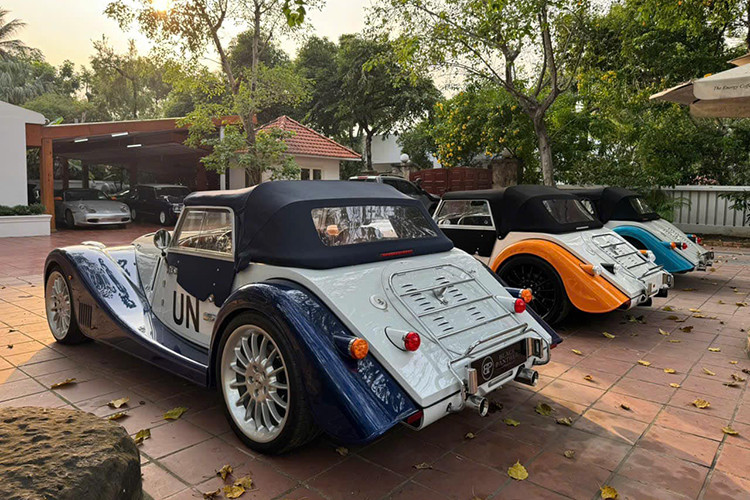 Những hình ảnh lan truyền trên mạng xã hội cho thấy cả 3 chiếc xe thể thao mui trần này đều thuộc biến thể là xe Morgan Plus Six, đã dán UN lên cửa xe nên nhiều khả năng 3 xe sẽ mang màu gốc, không thay áo đề-can, 1 cách chơi đổi mới của "Qua" Vũ.