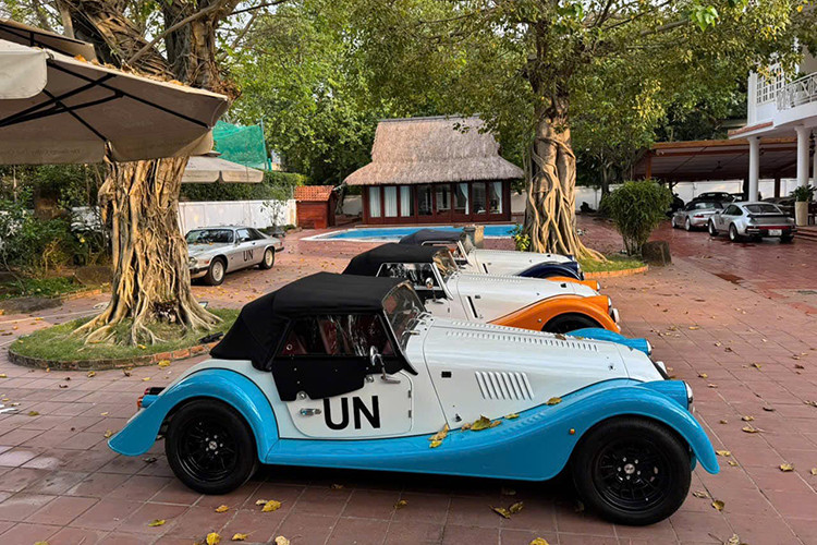 Chưa dừng lại đó, khi mà năm 2025 chỉ mới trôi qua được 10 ngày, Qua Vũ mua 3 xe Morgan Plus Six mới cứng. Như vậy là chỉ còn hơn 2 tuần nữa là đến Tết nhưng showroom này có thể nghỉ sớm vì 1 mình "vua cà phê" Việt Nam ủng hộ liền một lúc 5 chiếc.