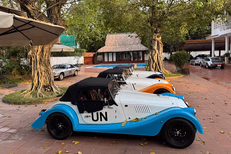 Chưa dừng lại đó, khi mà năm 2025 chỉ mới trôi qua được 10 ngày, Qua Vũ mua 3 xe Morgan Plus Six mới cứng. Như vậy là chỉ còn hơn 2 tuần nữa là đến Tết nhưng showroom này có thể nghỉ sớm vì 1 mình "vua cà phê" Việt Nam ủng hộ liền một lúc 5 chiếc.