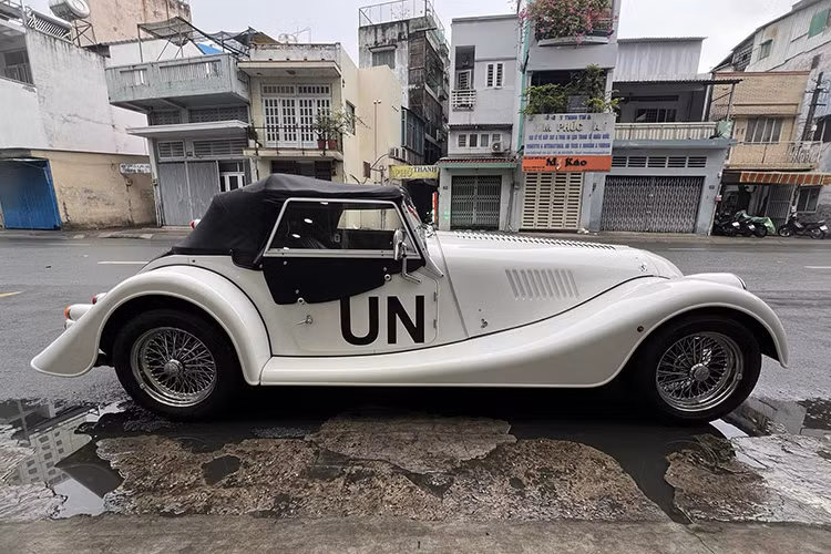 Xe có mui mềm màu đen, đỏ hay xanh dương... tùy theo cấu hình mà khách hàng lựa chọn, đừng tìm nút bấm mở mui nào trong khoang lái hay trên chìa khóa như các xe thể thao hay siêu xe khác, mui xe của Morgan Plus Four "chạy bằng cơm", bạn sẽ tự tay mở mui và đóng lại rất dễ dàng.