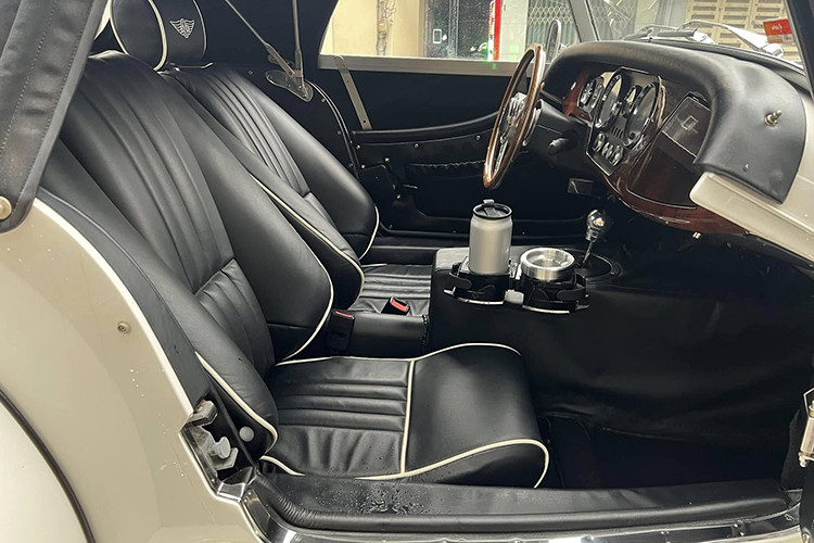 Plus Six còn cho thấy Morgan đã bớt chút bảo thủ khi bên cạnh gỗ tần bì họ còn kết hợp thêm nền tảng nhôm mới giúp tăng độ cứng xoắn thêm 100 phần trăm và trọng lượng của xe giảm 100 kg. Tất nhiên là thân xe vẫn nằm trên khung gỗ tần bì nhưng giờ đây đã được gia cố đáng kể so với loạt xe trước đó.