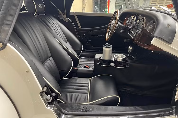 Plus Six còn cho thấy Morgan đã bớt chút bảo thủ khi bên cạnh gỗ tần bì họ còn kết hợp thêm nền tảng nhôm mới giúp tăng độ cứng xoắn thêm 100 phần trăm và trọng lượng của xe giảm 100 kg. Tất nhiên là thân xe vẫn nằm trên khung gỗ tần bì nhưng giờ đây đã được gia cố đáng kể so với loạt xe trước đó.