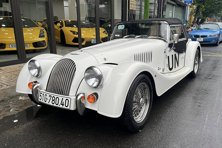 Xe được trang bị động cơ 6 xi-lanh thẳng hàng, dung tích 3.0 lít, tăng áp, sản sinh ra công suất tối đa lên đến 335 mã lực và mô men xoắn cực đại là 500 Nm. Động cơ này mang mã B58, vốn được trang bị trên mẫu xe thể thao mui trần BMW Z4 hay Toyota Supra thế hệ mới đã xuất hiện tại Việt Nam. Đáng chú ý khi Plus Six là mẫu xe đầu tiên của Morgan được trang bị bộ từ nhà máy.