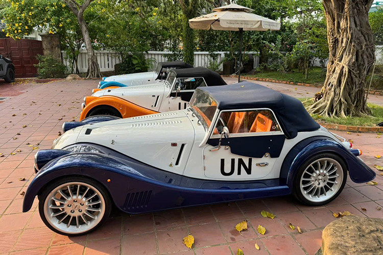 Nhìn từ bên hông xe, Morgan Plus Six có đường vuốt cong mềm và rãnh sâu hơn, khe gió cũng xuất hiện sau bánh trước. Đằng sau mang kiểu dáng như một tấm gỗ tần bì vuông vức đặt lên, không cho thấy được vuốt, nắn hay đường cong mềm mại mà một chiếc xe thể thao cần có. Đèn phanh và xi nhan cũng trần trụi mà có lẽ nhiều người khó tính cho rằng Morgan quá lạc hậu so với thế kỷ bây giờ. Chất thể thao của Morgan Plus Six đến từ ống xả tròn to bản, nhô ra ngoài và đặt giữa.