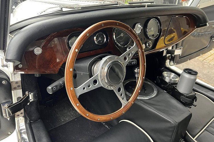 Tại thị trường Việt Nam, giá xe Morgan Plus Six bán chính hãng khoảng 8 tỷ đồng, chưa từng có tiền lệ ở Việt Nam cũng như Asean có 1 khách hàng mua đến 5 chiếc xe Morgan từ showroom chính hãng, bởi thế, "Qua" Vũ đã tạo dấu ấn rất mạnh trong việc mua xe lần này.