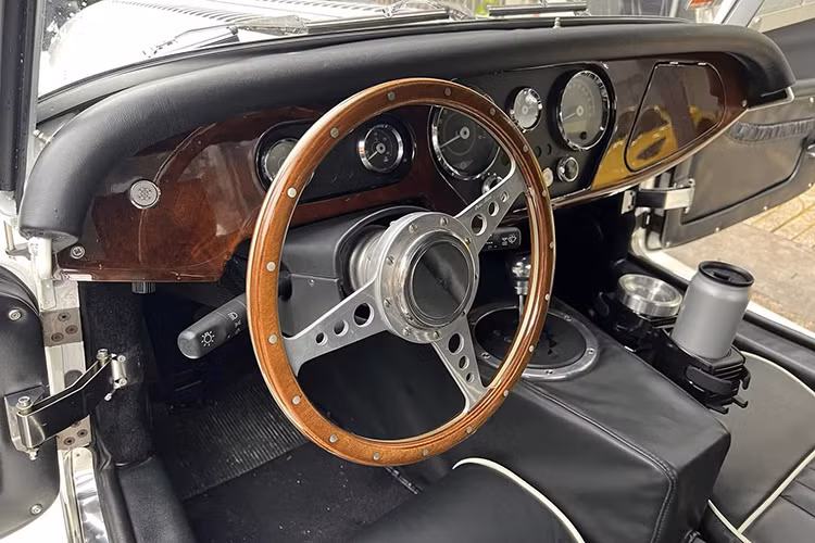 Tại thị trường Việt Nam, giá xe Morgan Plus Six bán chính hãng khoảng 8 tỷ đồng, chưa từng có tiền lệ ở Việt Nam cũng như Asean có 1 khách hàng mua đến 5 chiếc xe Morgan từ showroom chính hãng, bởi thế, "Qua" Vũ đã tạo dấu ấn rất mạnh trong việc mua xe lần này.