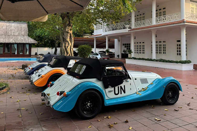 Cả 3 chiếc xe Morgan Plus Six của Đặng Lê Nguyên Vũ này có màu xanh trắng, xanh ngọc trắng và cam trắng, rất nổi bật, trước đó, ông Vũ mua Morgan Plus Six có màu trắng xanh và Morgan Plus Four màu đen nhám.