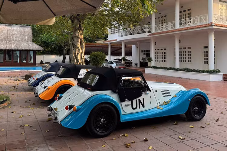 Cả 3 chiếc xe Morgan Plus Six của Đặng Lê Nguyên Vũ này có màu xanh trắng, xanh ngọc trắng và cam trắng, rất nổi bật, trước đó, ông Vũ mua Morgan Plus Six có màu trắng xanh và Morgan Plus Four màu đen nhám.