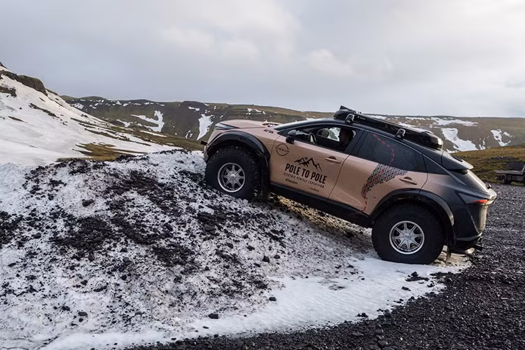 Dù thời tiết lạnh đến -39 độ C nhưng hai vợ chồng này không hề sử dụng hệ thống sưởi. Họ muốn tiết kiệm năng lượng một cách triệt để. Chính vì thế, nhiều lúc nội thất của chiếc Nissan Ariya còn bị đóng băng. Họ phải dùng dao cạo băng ở cửa sổ để nhìn đường.