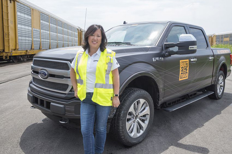 Trong video và những hình ảnh mới nhất được hãng xe ôtô Ford đăng tải, chiếc F-150 hoàn toàn chạy điện đã kéo thành công 10 toa tàu với tổng trọng lượng lên tới 453,5 tấn. Để đạt được trọng lượng trên, 10 toa tàu 2 tầng này chứa 42 chiếc Ford F-150 2019.