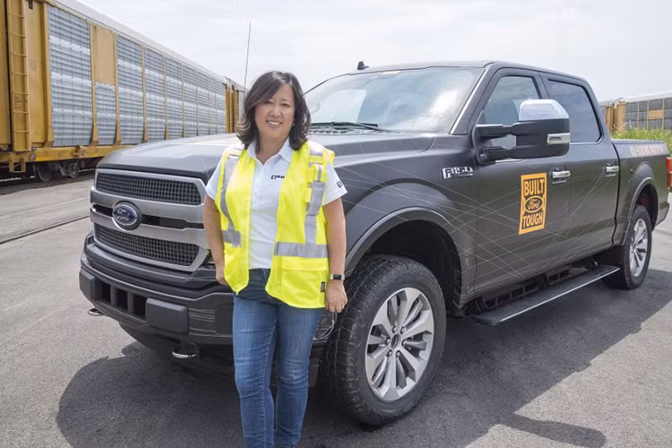 Trong video và những hình ảnh mới nhất được hãng xe ôtô Ford đăng tải, chiếc F-150 hoàn toàn chạy điện đã kéo thành công 10 toa tàu với tổng trọng lượng lên tới 453,5 tấn. Để đạt được trọng lượng trên, 10 toa tàu 2 tầng này chứa 42 chiếc Ford F-150 2019.