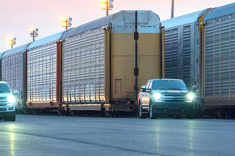 Như vậy, với màn chào hàng ấn tượng này - mẫu xe bán tải Ford F-150 chạy điện sẽ khiến các fan xe bán tải thương hiệu Mỹ sẽ rất háo hức đề chờ đón ngày ra mắt. Dự tính mẫu bán tải chạy điện cỡ lớn này sẽ gây sốt tại thị trường Mỹ cũng như một số nước chuộng xe bán tải Ford.