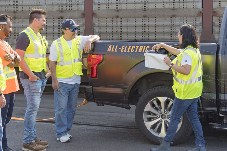Người ngồi sau tay lái nguyên mẫu F-150 hoàn toàn chạy điện không ai khác chính là bà Linda Zhang "bìa phải", kỹ sư trưởng của hãng Ford.
