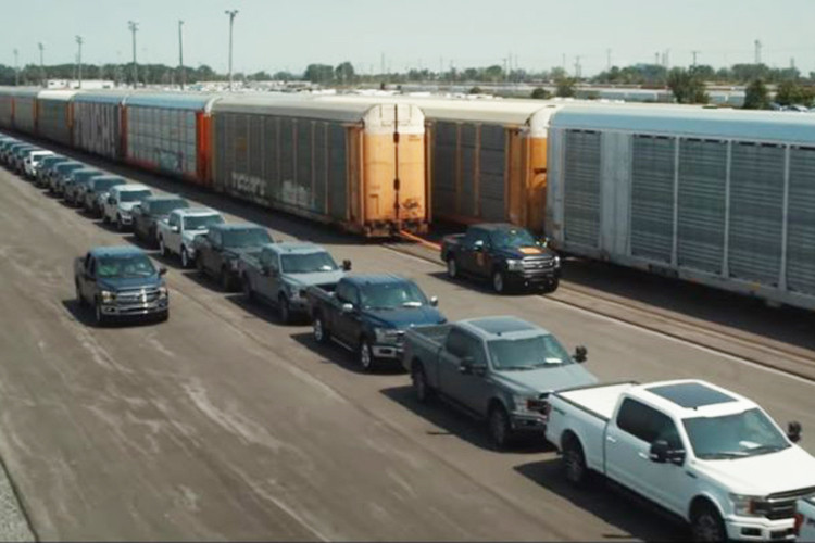 Ford cũng khẳng định luôn rằng chiếc xe bán tải Ford F-150 chạy điện mới của họ có sức kéo mạnh hơn bất kỳ mẫu xe tải nào từng được sản xuất. “Bạn không bao giờ phải lo lắng về việc kéo quá trọng tải với con “quái vật” này”, Ford tuyên bố.