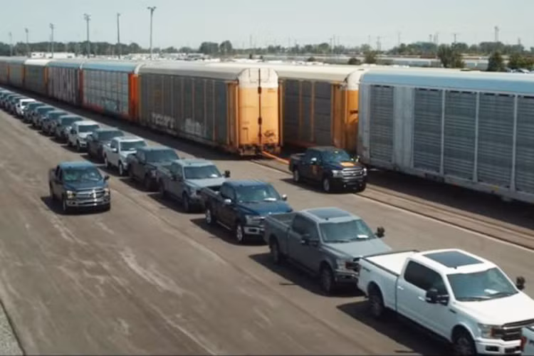 Ford cũng khẳng định luôn rằng chiếc xe bán tải Ford F-150 chạy điện mới của họ có sức kéo mạnh hơn bất kỳ mẫu xe tải nào từng được sản xuất. “Bạn không bao giờ phải lo lắng về việc kéo quá trọng tải với con “quái vật” này”, Ford tuyên bố.