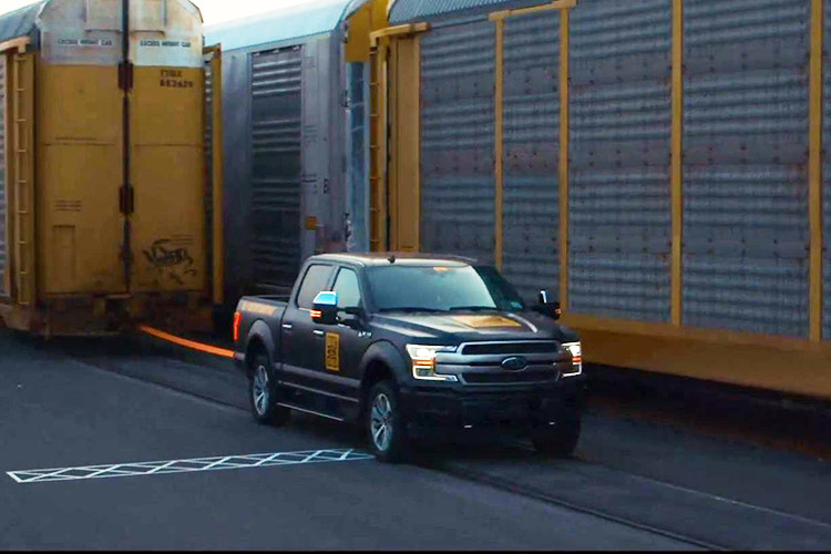 Không may là Ford chưa hé lộ về những gì nằm bên dưới nắp capo của mẫu F-150 chạy điện. Đầu năm nay, hình ảnh rò rỉ cho thấy mẫu xe này có pin nằm dưới cabin và cổng sạc được tích hợp vào cản trước.