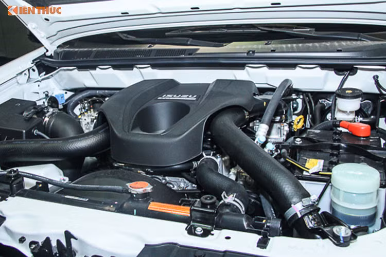 Chưa nhập khẩu được lô xe mới, Isuzu MU-X tại Việt Nam hiện vẫn được trang bị động cơ dầu tiêu chuẩn khí thải Euro 2. Loại 2,5 lít cho công suất 136 mã lực và mô-men xoắn 320 Nm, kết hợp hộp số sàn 5 cấp. Động cơ 3 lít có công suất 163 mã lực và mô-men xoắn 380 Nm, đi cùng hộp số bán tự động 5 cấp.