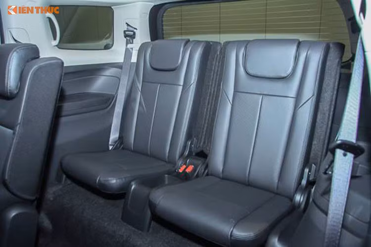 Hệ thống điều hòa tự động cũng được phân phối khắp ba hàng ghế thông qua những khe gió tích hợp trên trần xe. Những trang bị tiện ích khác bao gồm; hệ thống khởi động thông minh, tích hợp chống trộm (PESS with immobilizer). Hệ thống giải trí với màn hình cảm ứng DVD 7" inch tích hợp Apple CarPlay, Android Auto và thiết bị dẫn đường GPS,...