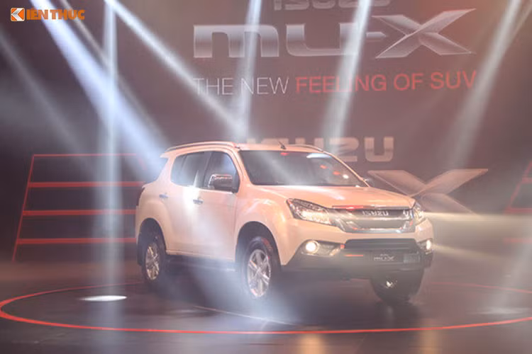 Khác với một số mẫu xe nhập khẩu đang khan hàng và tăng giá, điển hình là Toyota Fortuner với mức chênh 200 triệu đồng, xe ôtô Isuzu mu-X tiếp tục giảm giá đầu năm mới. Tuy nhiên, đợt khuyến mại này chỉ áp dụng cho lô xe sản xuất 2016, còn xe 2017 vẫn giữ nguyên giá niêm yết.
