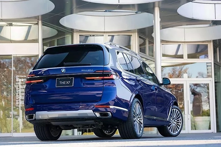 Tuy nhiên, sự đặc biệt của mẫu xe ý tưởng này nằm bên trong nội thất, khi BMW đã hợp tác cùng công ty đồ thủ công mỹ nghệ truyền thống Nhật Rakugei Kobo để tạo ra các tấm ốp trang trí có một không hai.