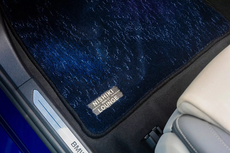 Cuối cùng, BMW X7 Nishiki Lounge có những tấm thảm sàn đặc biệt do nhà sản xuất dệt may Kawashima Selkon tạo ra. Chúng mô tả vũ trụ và được tạo ra bằng quy trình “nhuộm ikat”.
