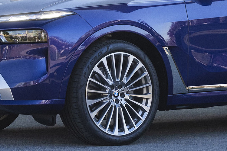 Mẫu xe BMW X7 Nishiki Lounge ý tưởng này dựa trên X7 xDrive40d. Điều đó có nghĩa là chiếc crossover này có thể được trang bị động cơ diesel 6 xi-lanh 3.0 lít sản sinh công suất 347 mã lực (259kW / 352PS) và mô-men xoắn 720Nm để tăng tốc từ 0-100km/h trong 5,9 giây.