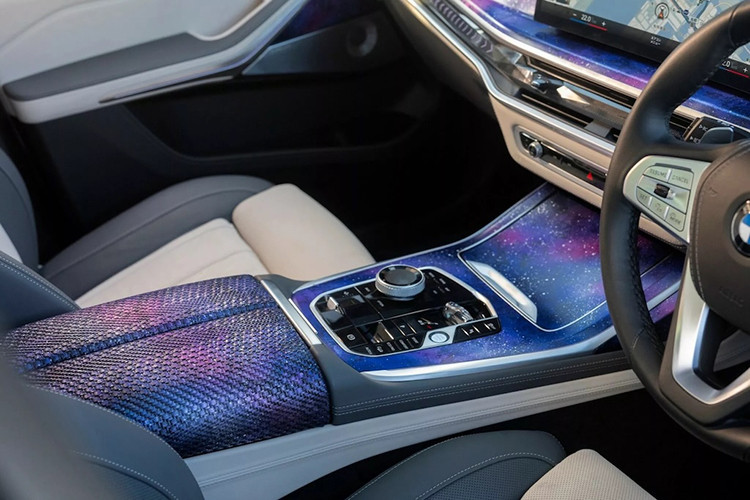 Bên cạnh những điểm nhấn đặc biệt, xe concept X7 Nishiki Lounge còn được trang bị mui panorama Sky Roof với 15.000 đèn LED theo kiểu Rolls-Royce. Mẫu xe này cũng có Hệ thống âm thanh vòm Bowers &amp; Wilkins Diamond và các chi tiết pha lê được chế tác tinh xảo.