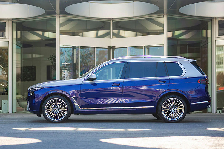 Mặc dù vậy, phần ngoại thất của xe SUV BMW X7 Nishiki Lounge không có gì quá nổi bật. Màu xanh BMW Individual Velvet Blue tương phản với phần trên màu Space Silver, được cho là tượng trưng cho "ánh sáng lấp lánh của tinh vân tỏa sáng trong không gian".