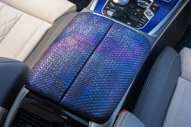 Bảng điều khiển trung tâm bắt mắt với vải kuska và hiệu ứng lá kim, được thiết kế để gợi nhớ đến những ngôi sao lấp lánh. Độ dày của da giảm dần từ 4mm xuống 2mm để tạo thêm ảo giác về bầu trời sao.