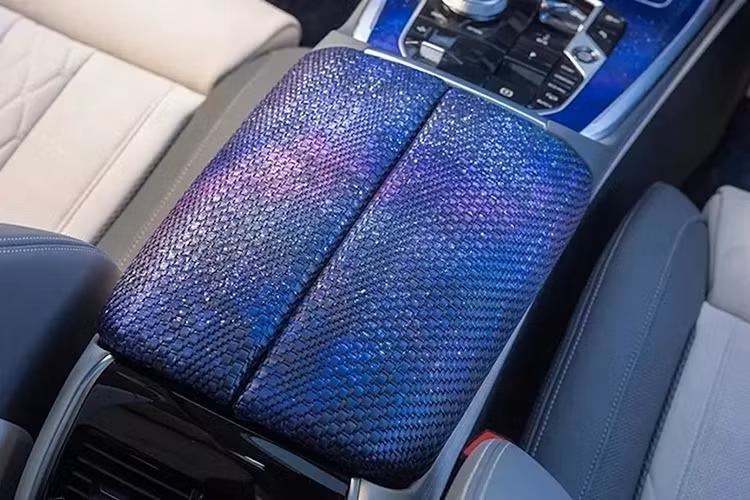 Bảng điều khiển trung tâm bắt mắt với vải kuska và hiệu ứng lá kim, được thiết kế để gợi nhớ đến những ngôi sao lấp lánh. Độ dày của da giảm dần từ 4mm xuống 2mm để tạo thêm ảo giác về bầu trời sao.