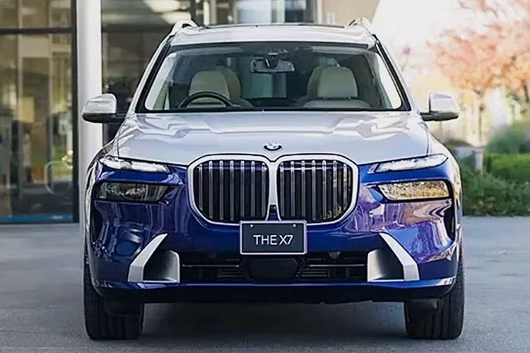 BMW X7 Nishiki Lounge sở hữu cụm đèn pha pha lê Crystal Light và lưới tản nhiệt có đèn Iconic Glow đương nhiên cũng xuất hiện khá đẹp mắt.
