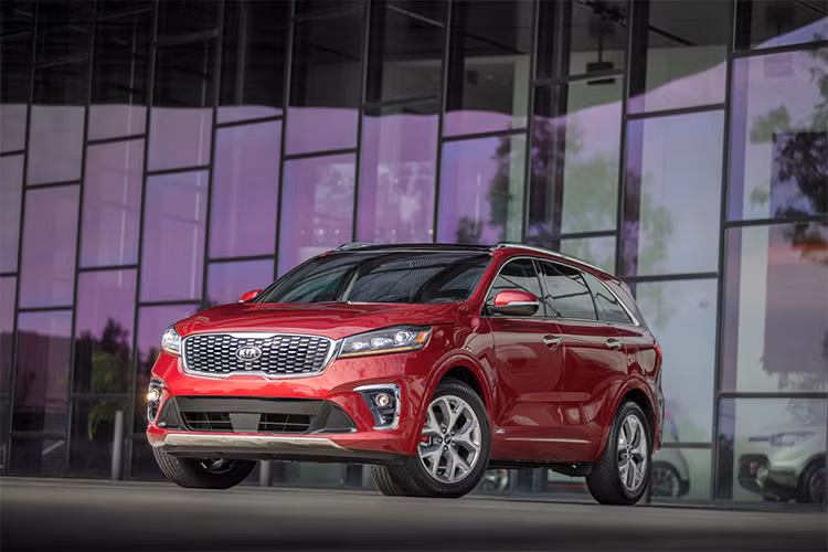 Mức giá của phiên bản Kia Sorento SX 2019 sẽ là 39.990 USD (910,4 triệu đồng) cho bản dẫn động cầu trước và 41.790 USD (951,4 triệu đồng) cho bản dẫn động 4 bánh toàn thời gian. Ngoài ra, xe còn có đèn pha LED với hỗ trợ đèn chiếu xa/chiếu gần.