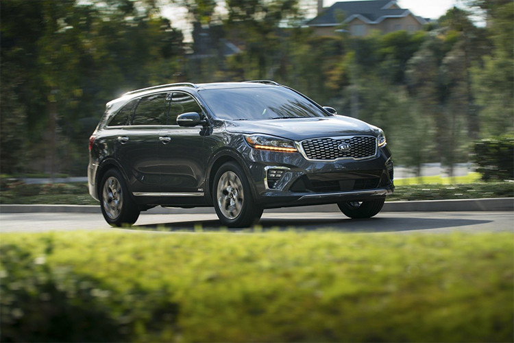 Từng ra mắt tại triển lãm Los Angeles 2017 tại Mỹ, mẫu crossover 7 chỗ Kia Sorento 2019 mới đã được thay đổi một số chi tiết. Mới đây, mẫu xe này cũng đã chính thức công bố giá bán. Với phiên bản L tiêu chuẩn, mẫu xe này có giá khởi điểm từ 25.990 USD (591,7 triệu đồng).