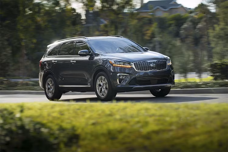 Từng ra mắt tại triển lãm Los Angeles 2017 tại Mỹ, mẫu crossover 7 chỗ Kia Sorento 2019 mới đã được thay đổi một số chi tiết. Mới đây, mẫu xe này cũng đã chính thức công bố giá bán. Với phiên bản L tiêu chuẩn, mẫu xe này có giá khởi điểm từ 25.990 USD (591,7 triệu đồng).