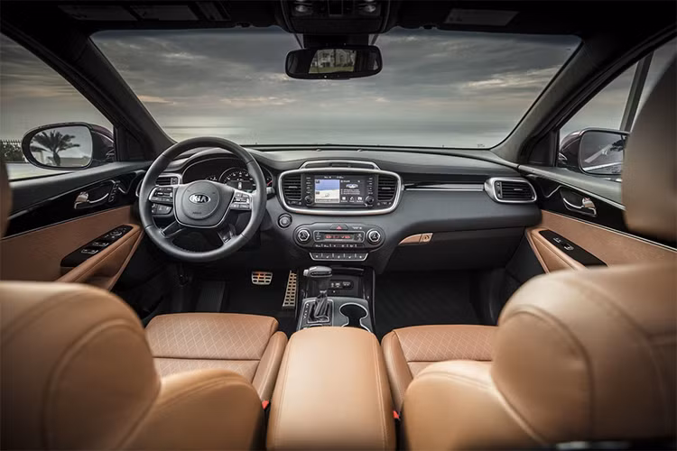 Kia Sorento LX 2019 có giá từ 27.490 USD (626 triệu đồng) với hệ dẫn động cầu trước và 29.290 USD (667 triệu đồng) với hệ dẫn động 4 bánh toàn thời gian. Xe cũng dùng động cơ 4 xi-lanh như trên. Phiên bản này còn có thể sử dụng động cơ xăng V6 GDI, dung tích 3,3 lít, tạo ra công suất tối đa 290 mã lực và đi kèm hộp số tự động 8 cấp mới. 