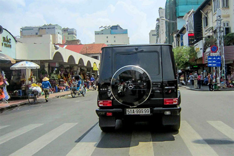 Mercedes-Benz G63 AMG sử dụng động cơ V8, tăng áp kép, dung tích 5,5 lít, sản sinh công suất tối đa 544 mã lực và mô-men xoắn cực đại 760 Nm. Động cơ kết hợp cùng hộp số tự động 7 cấp AMG và hệ dẫn động bốn bánh 4Matic, nhờ đó, xe mất khoảng thời gian 5,3 giây để tăng tốc từ vị trí xuất phát lên 100 km/h trước khi đạt vận tốc tối đa 210 km/h. 