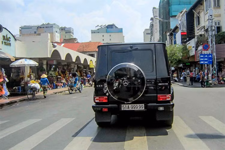 Mercedes-Benz G63 AMG sử dụng động cơ V8, tăng áp kép, dung tích 5,5 lít, sản sinh công suất tối đa 544 mã lực và mô-men xoắn cực đại 760 Nm. Động cơ kết hợp cùng hộp số tự động 7 cấp AMG và hệ dẫn động bốn bánh 4Matic, nhờ đó, xe mất khoảng thời gian 5,3 giây để tăng tốc từ vị trí xuất phát lên 100 km/h trước khi đạt vận tốc tối đa 210 km/h. 