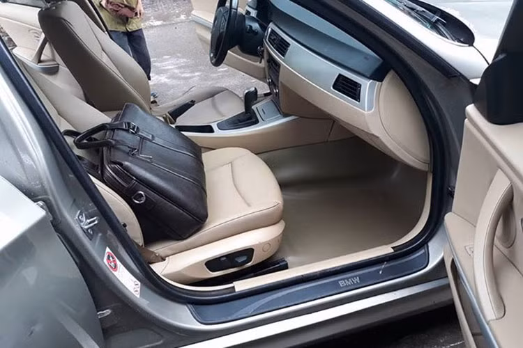 Trên thị trường xe cũ hiện hiện nay, BMW 320i sản xuất năm 2009 thường được các chủ xe rao bán lại với giá từ 450 – 550 triệu đồng. Chiếc BMW 320i được nhắc đến trong bài nằm trong nhóm số đông khi đăng bán lại với giá 499 triệu đồng. Mức giá này xấp xỉ với một chiếc Toyota Vios bản số sàn 1.5E (513 triệu đồng).