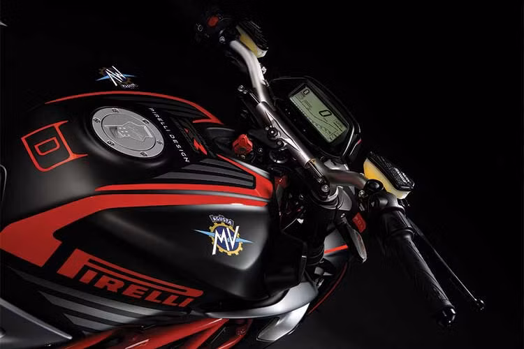 Khách hàng có thể lựa chọn màu áo sẵn có của RR Pirelli với hai tông màu – đen mờ phối màu đỏ, hoặc màu xám phối màu xanh lam đầy cá tính.