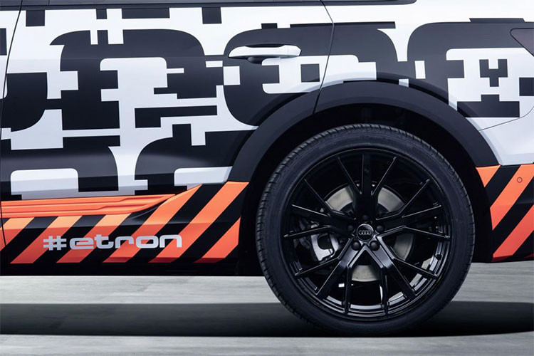 Thiết kế khí động học là tối quan trọng với các mẫu xe điện, vì thế hãng xe sang Audi cũng rất nghiêm túc trong việc giảm hệ số cản gió xuống còn 0.25Cd giúp tăng thời gian sử dụng pin của chủ sở hữu xe e-tron. 