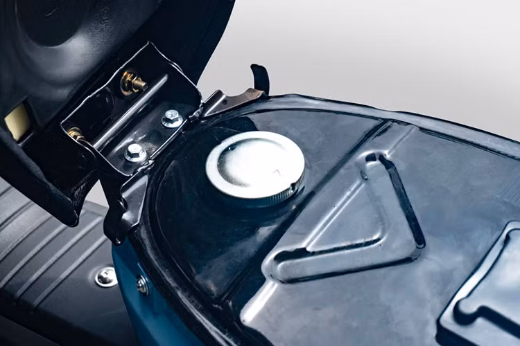 Về hệ thống phanh, phiên bản Đặc biệt sử dụng phanh đĩa thủy lực đơn ở bánh trước, trong khi phiên bản Tiêu chuẩn sử dụng phanh tang trống cơ học ở phía trước. Cả hai phiên bản đều có phanh tang trống cơ học ở phía sau. Kích thước bánh xe là 17 inch ở phía trước, với lốp 2,25-17 và 2,5-17, đảm bảo sự ổn định khi vận hành.