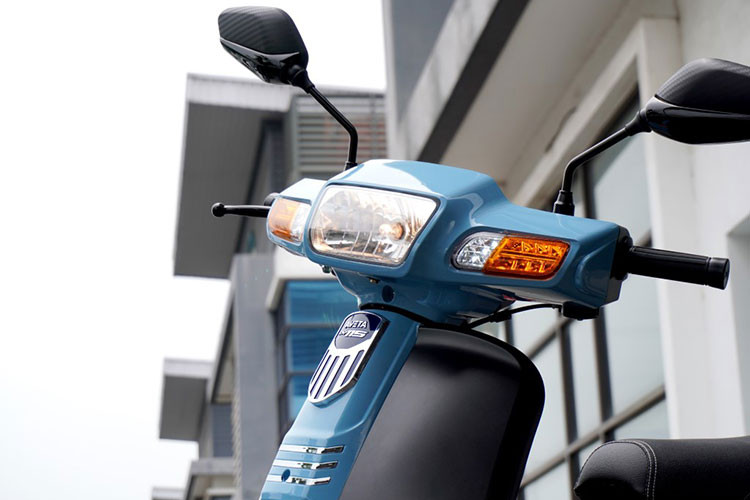 Aveta DY115 2025 có hai phiên bản gồm tiêu chuẩn và đặc biệt đều trang bị hệ thống đèn chiếu sáng halogen, đảm bảo khả năng chiếu sáng hiệu quả trong mọi điều kiện khi sử dụng. 