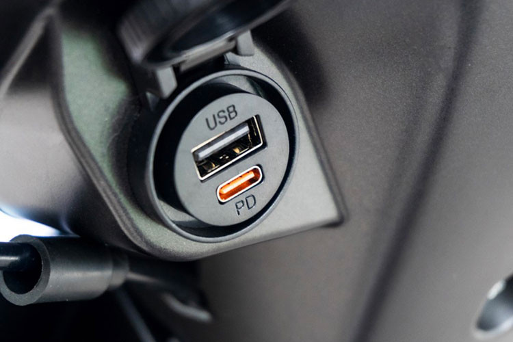 Hệ thống treo của DY115 được thiết kế đơn giản và hiệu quả, phù hợp với mục tiêu tiết kiệm của mẫu xe này. Phuộc ống lồng ở phía trước và bộ giảm xóc có thể điều chỉnh tải trước ở phía sau giúp xe vận hành ổn định. Xe hỗ trợ cả hai phương thức khởi động bằng điện và đạp.