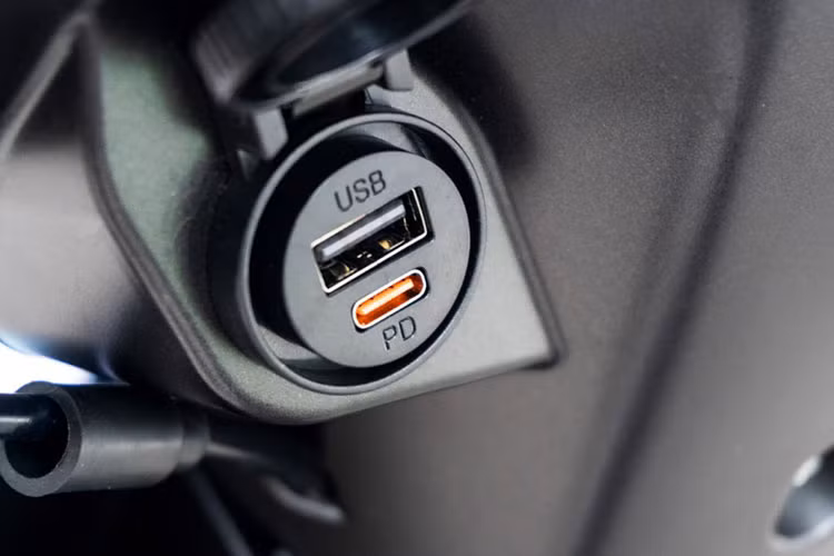 Hệ thống treo của DY115 được thiết kế đơn giản và hiệu quả, phù hợp với mục tiêu tiết kiệm của mẫu xe này. Phuộc ống lồng ở phía trước và bộ giảm xóc có thể điều chỉnh tải trước ở phía sau giúp xe vận hành ổn định. Xe hỗ trợ cả hai phương thức khởi động bằng điện và đạp.